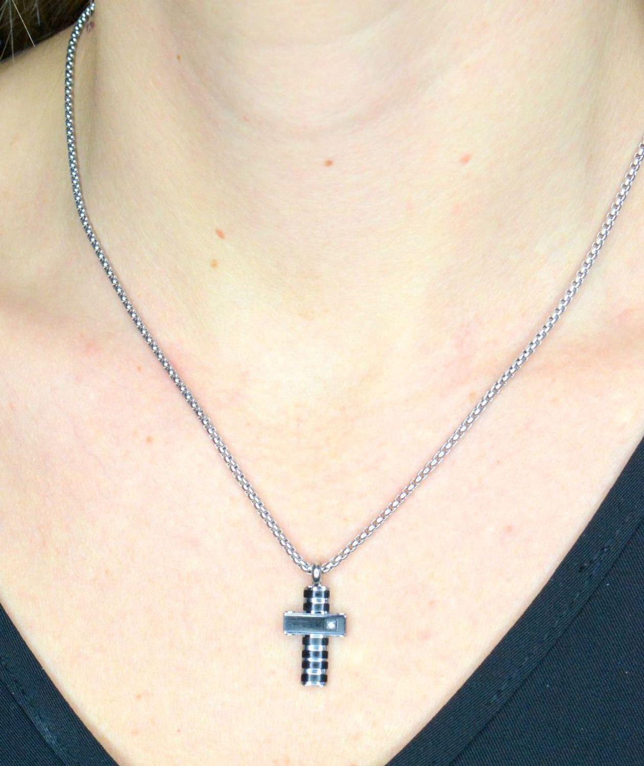 Naszyjnik Nomination Italy Strong Diamond krzyż z białym diamentem 028328037 wykonany z najwyższej jakości stali szlachetnej w srebrnym kolorze..webp